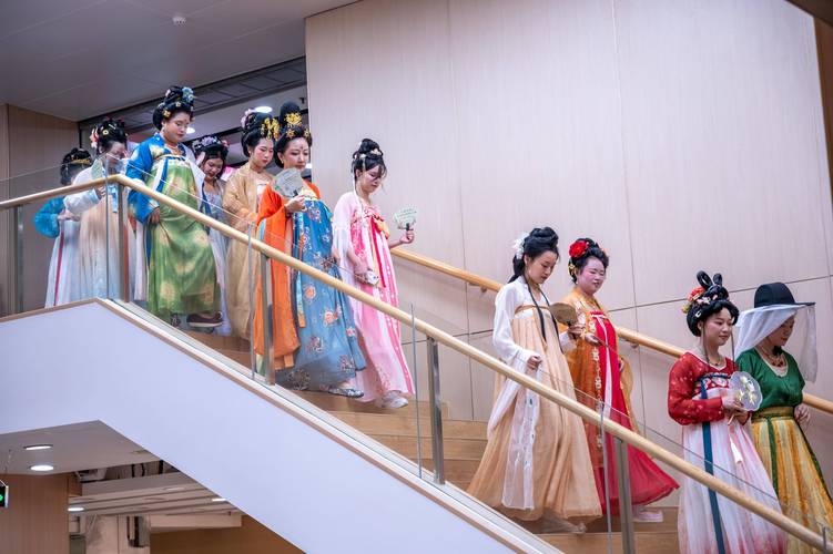 动漫女生搞黄的相关介绍