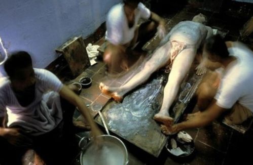 亚洲偷一区二区少妇的相关介绍