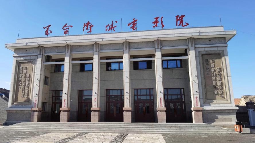 男女一边摸一边脱一边亲的相关介绍