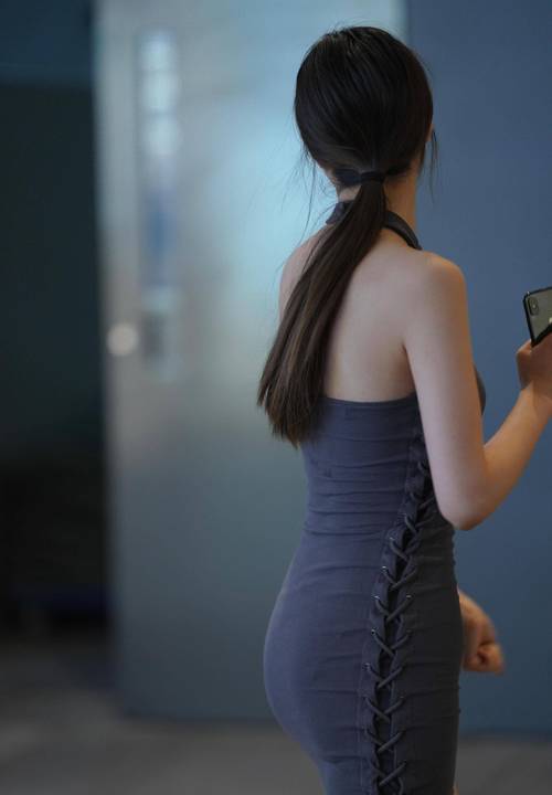 老板揉搓秘书丰满大乳动态图的相关介绍